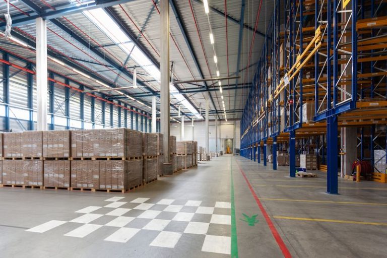 view-full-warehouse-with-forklift_resultat